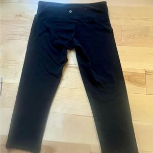 Lululemon Size 8 Black Capri Leggings
